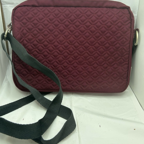 Belkin Burgundy IPad Case Quilted Adjustable Shoulder Strap - Picture 1 of 4